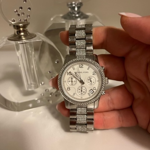 Michael Kors women's silver watch with crystals - Picture 1 of 2